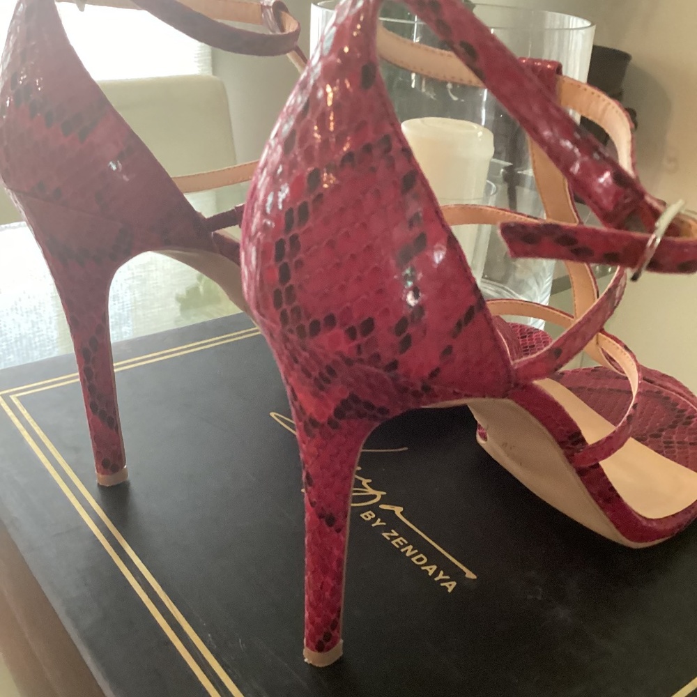 Zendaya 9.5 pink/black snake skin New